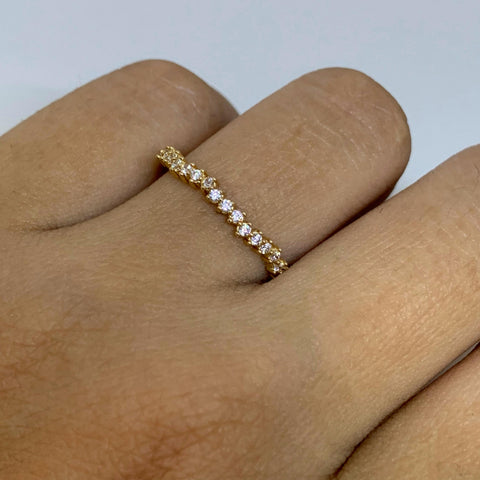 Anillo Circones Blancos Oro amarillo 18k / Talla 7 1/2 / 1,23 Gr