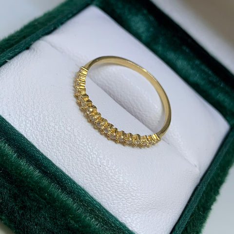 Anillo Circones Blancos Oro amarillo 18k / Talla 7 1/2 / 1,23 Gr