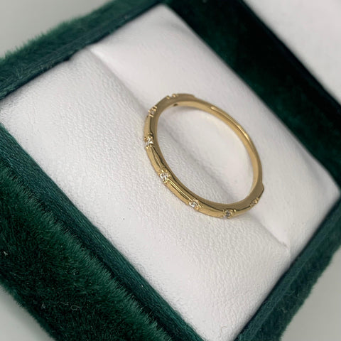 Anillo Circones Blancos  Oro amarillo 18k / Talla 6 / 1,22 Gr *