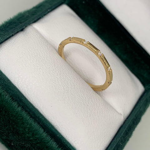 Anillo Circones Blancos  Oro amarillo 18k / Talla 6 / 1,22 Gr *