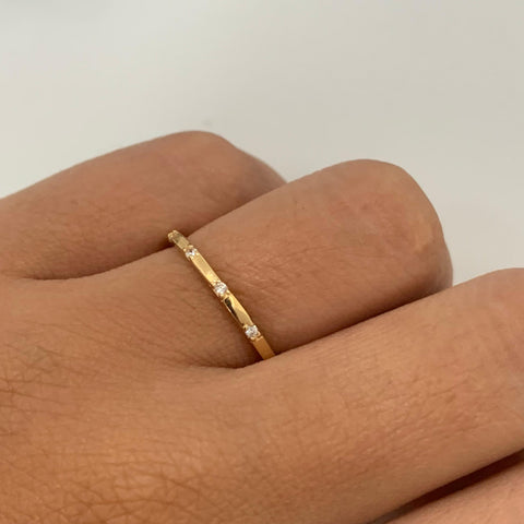 Anillo Circones Blancos  Oro amarillo 18k / Talla 6 / 1,22 Gr *