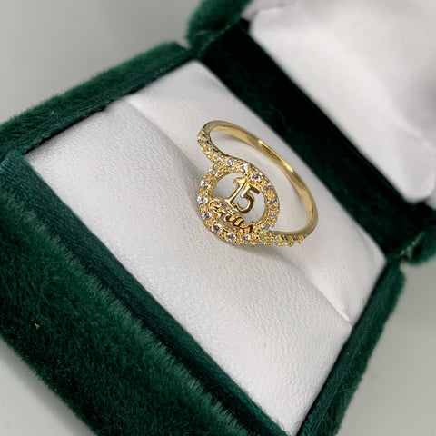Anillo 15 Años  Entrelazado Con Circones Blancos Oro amarillo 18k / Talla 6 1/2 / 1,64 Gr *