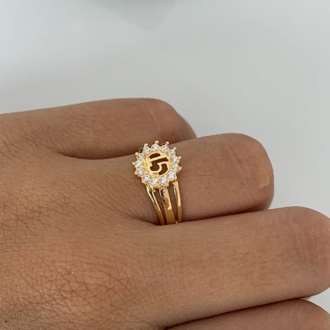 Anillo 15 Años Flor Circones Blancos Oro amarillo 18k / Talla 6 1/4  / 2,50 Gr