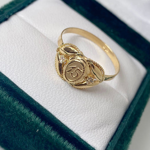 Anillo 15 Años Circones Blancos Oro amarillo 18k / Talla 8 1/4 / 1,58 Gr *