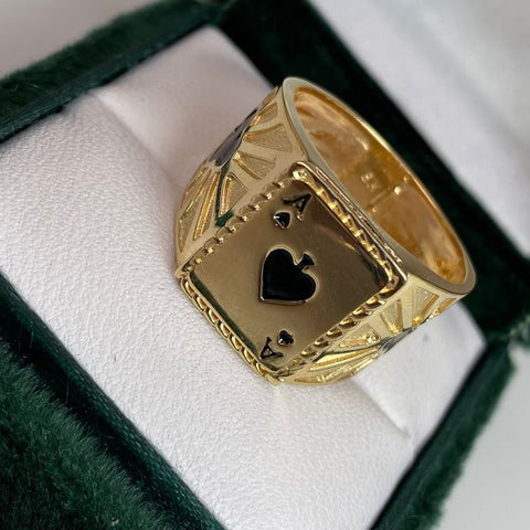 Anillo Carta A Picas Fondo Diamantado A Los Lados Oro amarillo 18k / Talla 10 1/4 / 6,44 Gr *