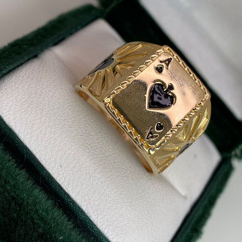 Anillo Carta A Picas Fondo Diamantado A Los Lados Oro amarillo 18k / Talla 10 1/4 / 6,44 Gr *