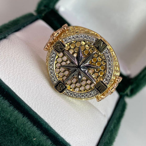 Anillo Brujula Detalle Timón Con Circones Blancos Tres oros 18k / Talla 10 1/2 / 9,09 Gr *