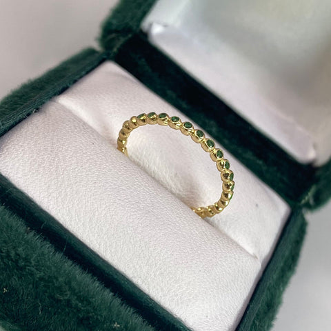 Anillo Circones Verdes Oro amarillo 18k / Talla 6 1/4 / 1,45 Gr *