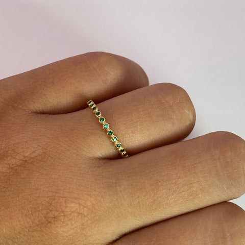 Anillo Circones Verdes Oro amarillo 18k / Talla 6 1/4 / 1,45 Gr *