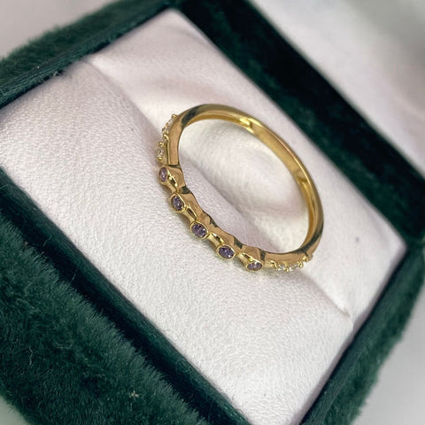 Anillo Circulos Circones Lilas Y Blancos Oro amarillo 18k / Talla 7 1/2 / 1,24 Gr *