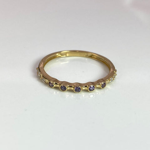 Anillo Circulos Circones Lilas Y Blancos Oro amarillo 18k / Talla 7 1/2 / 1,24 Gr *