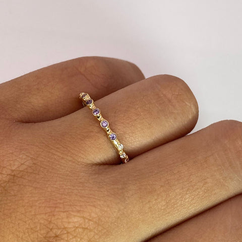 Anillo Circulos Circones Lilas Y Blancos Oro amarillo 18k / Talla 7 1/2 / 1,24 Gr *