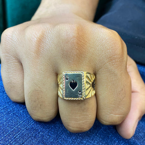 Anillo Carta A Picas Fondo Diamantado A Los Lados Oro amarillo 18k / Talla 10 1/4 / 6,44 Gr *