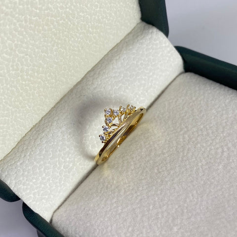 Anillo 15 Años Tiara Circones Blancos Oro amarillo 18k / Talla 6 1/4 / 2,19 Gr *