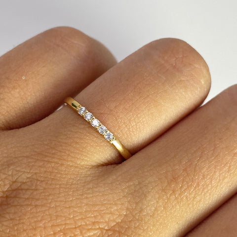 Anillo Circones Blancos Oro amarillo 18k / Talla 5 3/4 / 0,90 Gr