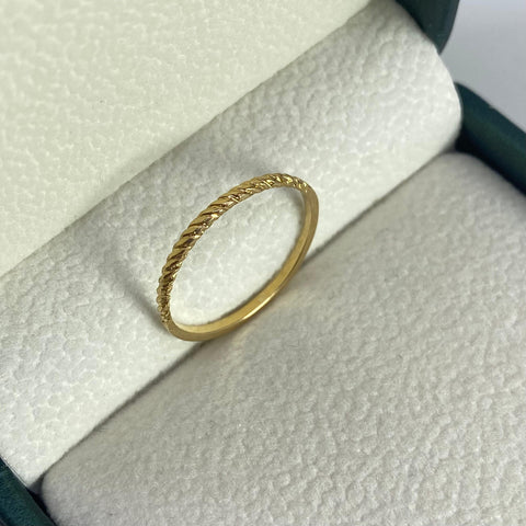 Anillo Diamantado Oro amarillo 18k / Talla 7 3/4 / 1,12 Gr