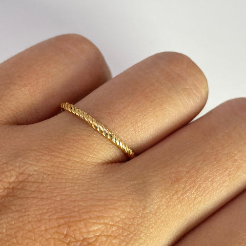 Anillo Diamantado Oro amarillo 18k / Talla 7 3/4 / 1,12 Gr