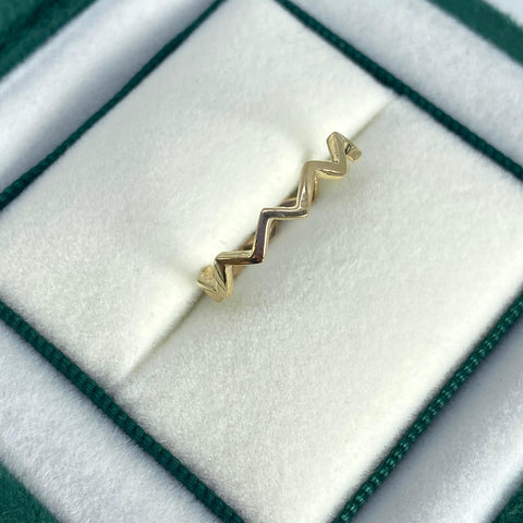 Anillo Zig Zag  Oro amarillo 18k / Talla 5 3/4 / 1,23 Gr †