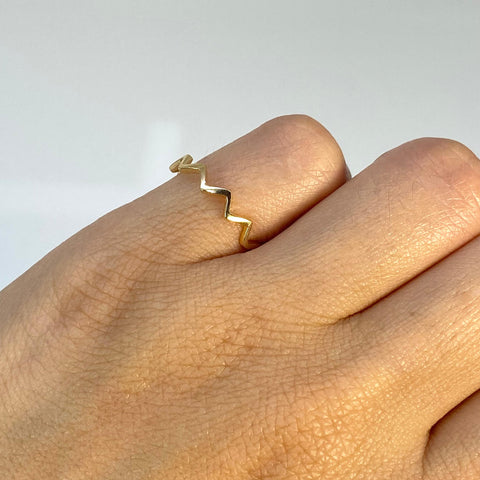 Anillo Zig Zag  Oro amarillo 18k / Talla 5 3/4 / 1,23 Gr †