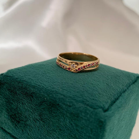 Anillo Circones Fucsia Lila y Blancos Talla 7 3/4 Oro Amarillo 18k/ 3,47 Gr /  *