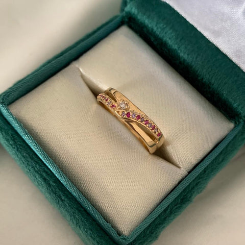 Anillo Circones Fucsia Lila y Blancos Talla 7 3/4 Oro Amarillo 18k/ 3,47 Gr /  *